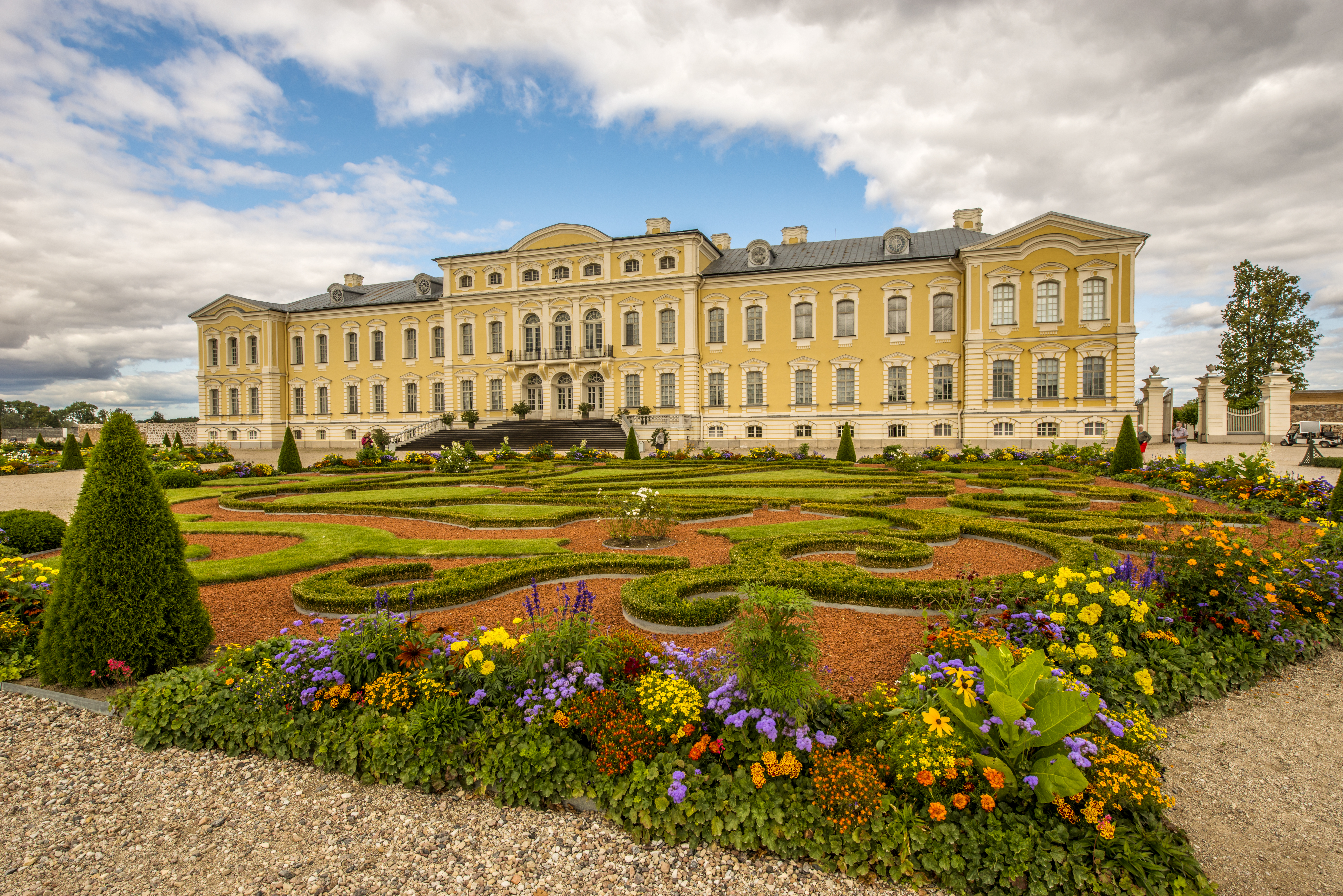 Uncover the Horticultural Masterpieces: Discovering the Exquisite Floral Diversity of Rundāle Palace Gardens