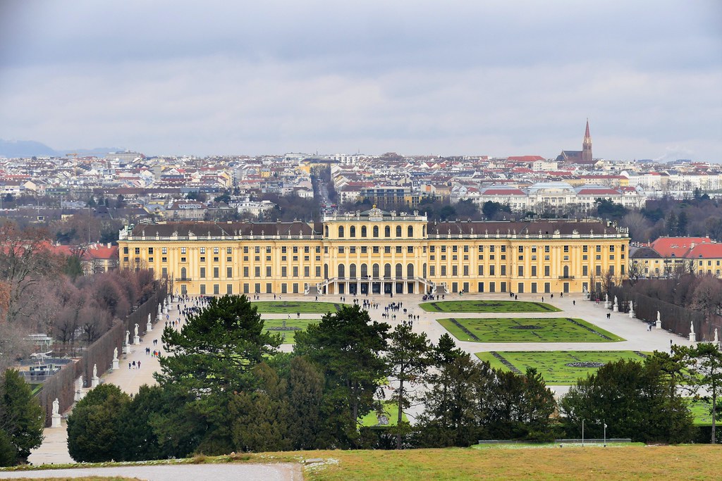 Café Culture and Indulgent Delicacies: Enjoying the Culinary Offerings along the Ringstrasse