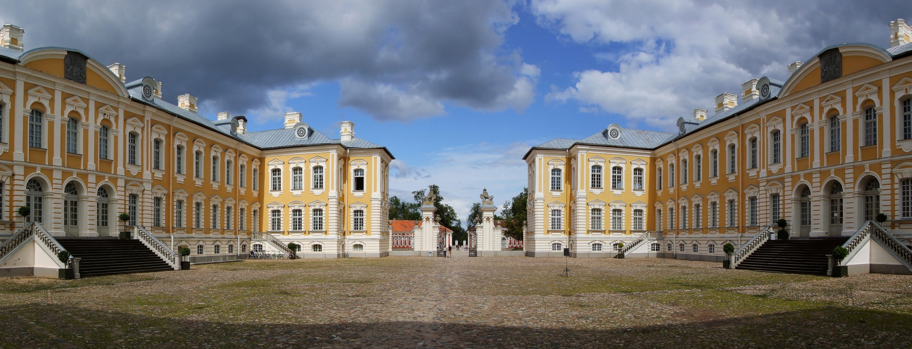 Unforgettable Experiences: Guided Tours and Cultural Events at Rundāle Palace