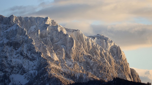 Salzkammergut: A Mesmerizing Tapestry of Glittering Lakes and Majestic Mountains