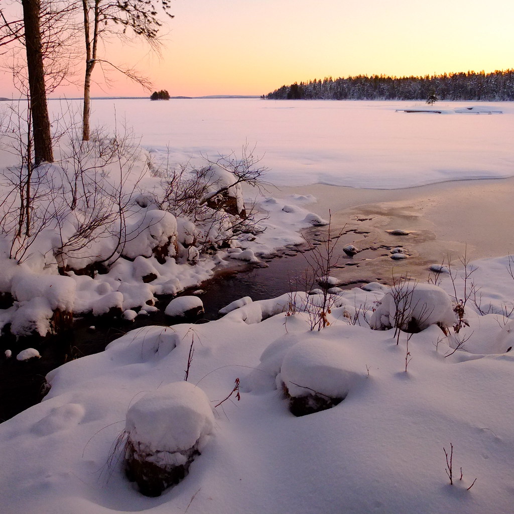 Explore the enchanting landscapes of Sápmi and immerse yourself in vibrant Sámi culture with our recommendations for unforgettable travel experiences