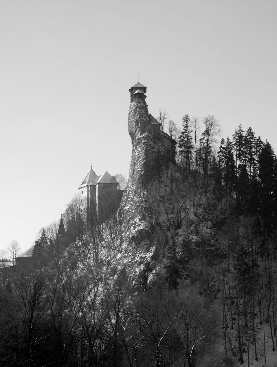 Heading 3: Immerse Yourself in the Fairy Tale Atmosphere: Must-See Highlights and Hidden Gems at Orava Castle