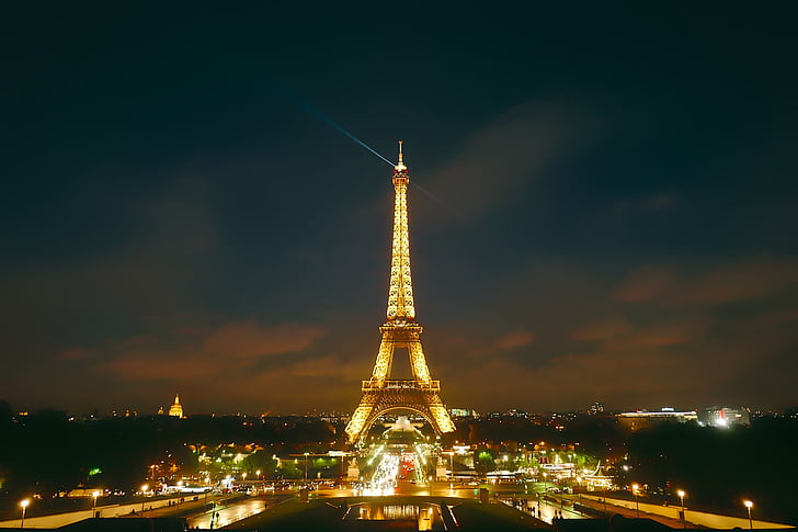 - The Entertainment Mecca of Paris: Exploring the Vibrant Nightlife Along the Champs-Élysées