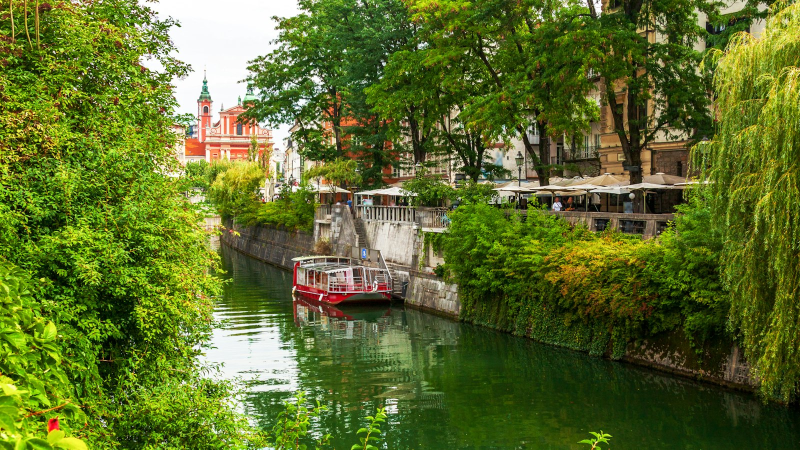 Immerse in Architectural Wonder: Ljubljana’s Unique Blend of Old and Modern Buildings